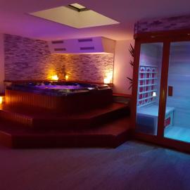 Suite Spa, Love Room Bien-être, Jacuzzi, Sauna, fauteuil massant et climatisation naturelle，位于克利松的酒店