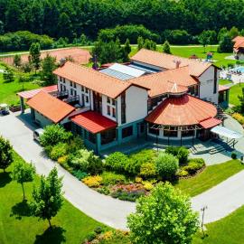 Bakony Resort - a Felnőttbarát Hotel - Szarvaskút Vendégpark，位于齐尔茨的酒店