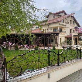 Hotel Parc Tecuci，位于Tecuci的酒店