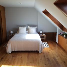 Attic loft to wake up by the sea.，位于萨达的酒店