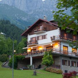 Albergo Ristorante Scanapà，位于卡斯蒂奥内·德拉·佩雷索的酒店