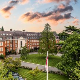 The Lensbury Resort，位于泰晤士河畔里士满的酒店