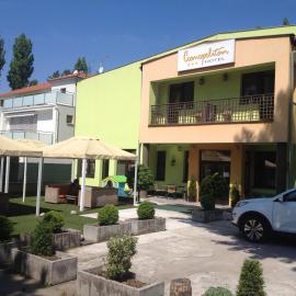 Garni Hotel Cosmopolitan，位于塞内奇的酒店