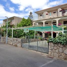 Apartments 1000 Flowers，位于斯塔里格勒的酒店