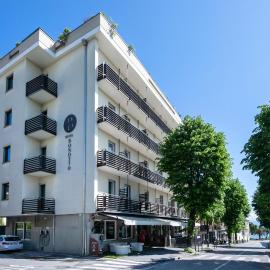 Hotel Bonotto，位于代森扎诺-德尔加达的酒店