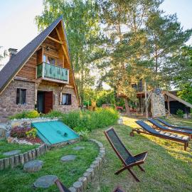 Mountain Cottage Jarilo - Scenic Fruska Gora Retreat with Fireplace, Sauna and Large Private Yard，位于Ležimir的酒店