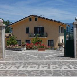 I Due Melograni Agriresort，位于Tarano的酒店