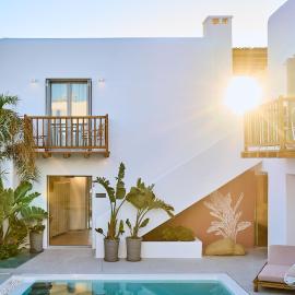 Adorno Beach Hotel and Suites,位于奥诺斯的酒店