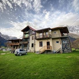 Peak Mazeri Guest House，位于Mazeri的酒店
