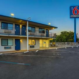 Motel 6-Red Bluff, CA，位于雷德布拉夫的酒店