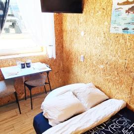 SUB HEL. Budżetowe pokoje w domu z basenem. Wokół domu tylko natura. Balkon zbyteczny.，位于赫尔的酒店