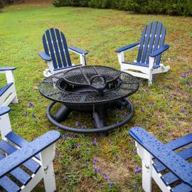 Cedar Creek Cottage Close to Downtown Traverse City Beaches and the TART Trail，位于Cedar的酒店