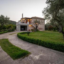 Luxury Rustic Villa Mountain View，位于雷夫卡达镇的酒店