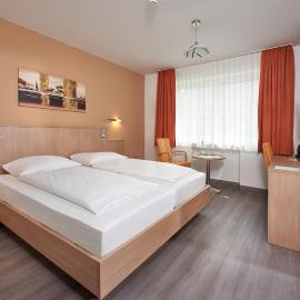 Hotel Touristik，位于莱茵河畔的纳沙泰尔的酒店