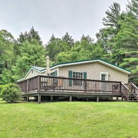 Deck, Fire Pit & Yard: Mountain Escape!，位于Benezette的酒店
