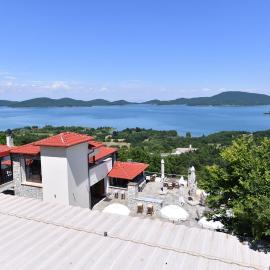 Nevros Hotel Resort and Spa Limni Plastira，位于尼奥楚里翁的酒店