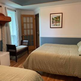 auberge les deux tours,位于Jonquiere的酒店