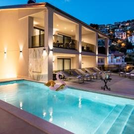 Villa Nina - Apartments with pool near the sea