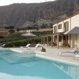 Tenuta Torrebianca Villa con Piscina panoramica，位于埃里切的酒店