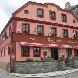 Hotel Zlatá Labuť，位于克拉利基的酒店