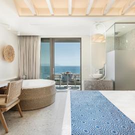 Romantica Hotel Apartments，位于阿齐亚·佩拉加·基西拉的酒店
