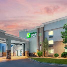 Holiday Inn Express & Suites Wheat Ridge-Denver West by IHG,位于麦岭的酒店