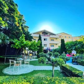 Hotel Ambasador Garden，位于莱什的酒店