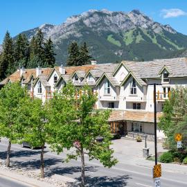The Rundlestone Lodge，位于班夫的酒店