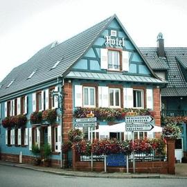 Logis Hotel Aux Comtes De Hanau，位于Ingwiller的酒店