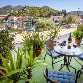 Apartment Đego near Ploce, riverfront, parking，位于Rogotin的酒店