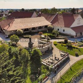 Penzion Dašické sklepy，位于Dašice的酒店