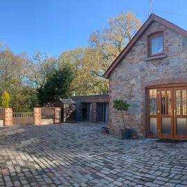 Cwtch Bach - Garnant，位于阿曼福德的酒店