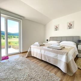Apartman Fenestra s terasom i pogledom na Gacku，位于奥托查茨的酒店