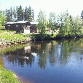 Vålkojan Naturby - Timber cottages with river view，位于韦姆达伦的酒店