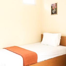 Muzdalifa Syariah near Alun Alun Gresik Mitra RedDoorz,位于Lumpur的酒店