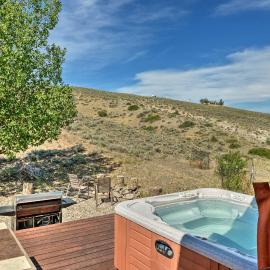 Exquisite Log Home with Lander Valley Views!，位于兰德的酒店