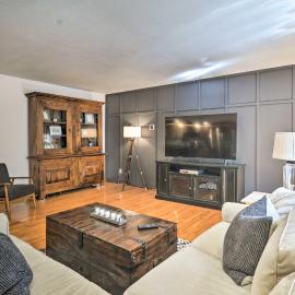 Upscale Family Cottage < 1 Mi to Higgins Lake，位于Roscommon的酒店