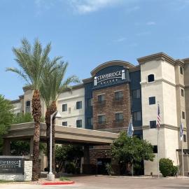 Staybridge Suites Phoenix Glendale Sports Dist by IHG，位于格伦代尔的酒店