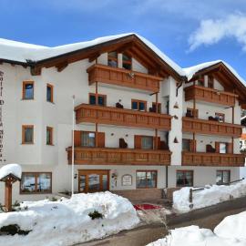 Hotel Villa Aurora，位于圣马蒂诺-迪卡斯特罗扎的酒店