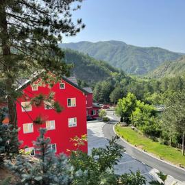 Hotel SH & SH，位于Pukë的酒店