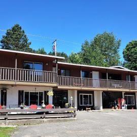 Lakeshore Motel Ice Lake，位于Iron River的酒店