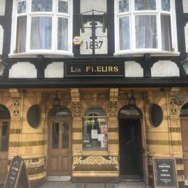 Les Fleurs Accommodation，位于多佛尔的酒店