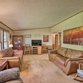 Charming Burdett Home with Grill, Gazebo + Yard，位于Burdett的酒店