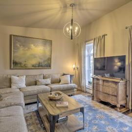 Chic Main Street Retreat < 7 Mi to KY Horse Park!，位于乔治城的酒店