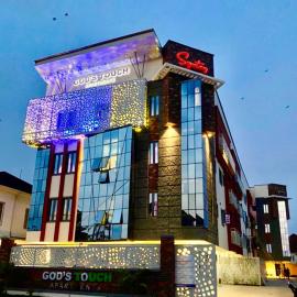 God's Touch Apartments Signature，位于拉各斯的酒店