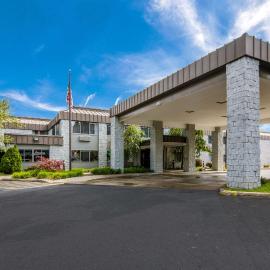 Clarion Pointe Jamestown - Falconer，位于詹姆斯敦的酒店