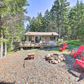 Cozy Cottage on Cat Cove w/ Wraparound Deck!，位于Stonington的酒店