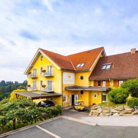 Golf & Thermenland Sonnenpension Frühstückshotel Burgauberg Stegersbach，位于施泰格斯巴赫的酒店