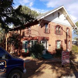 Bunk & Brew Historic Lucas House - Hostel，位于本德的酒店