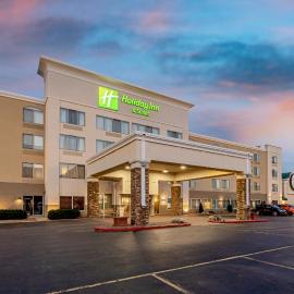 Holiday Inn & Suites Wausau-Rothschild by IHG，位于罗斯切尔德的酒店